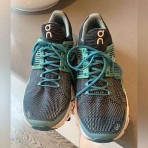 Oncloud women’s running shoes size 10